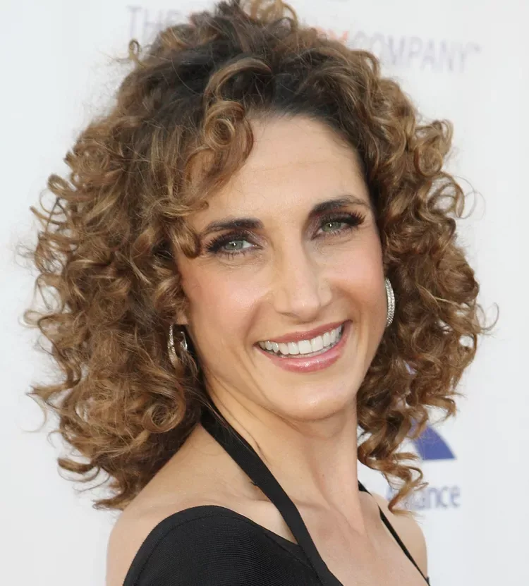 Shoulder-length bronde curls with softly arranged highlighted lengths