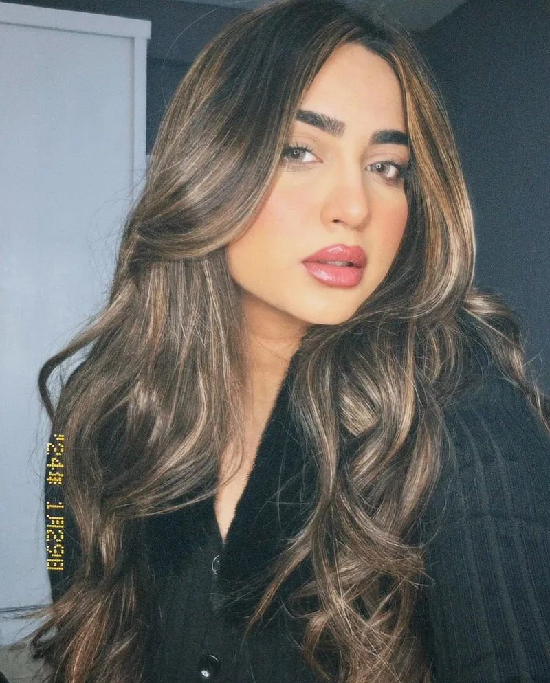 Long dark hair with broad repeating waves