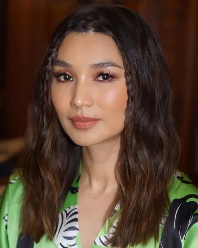 Shoulder-length brunette waves with a side part