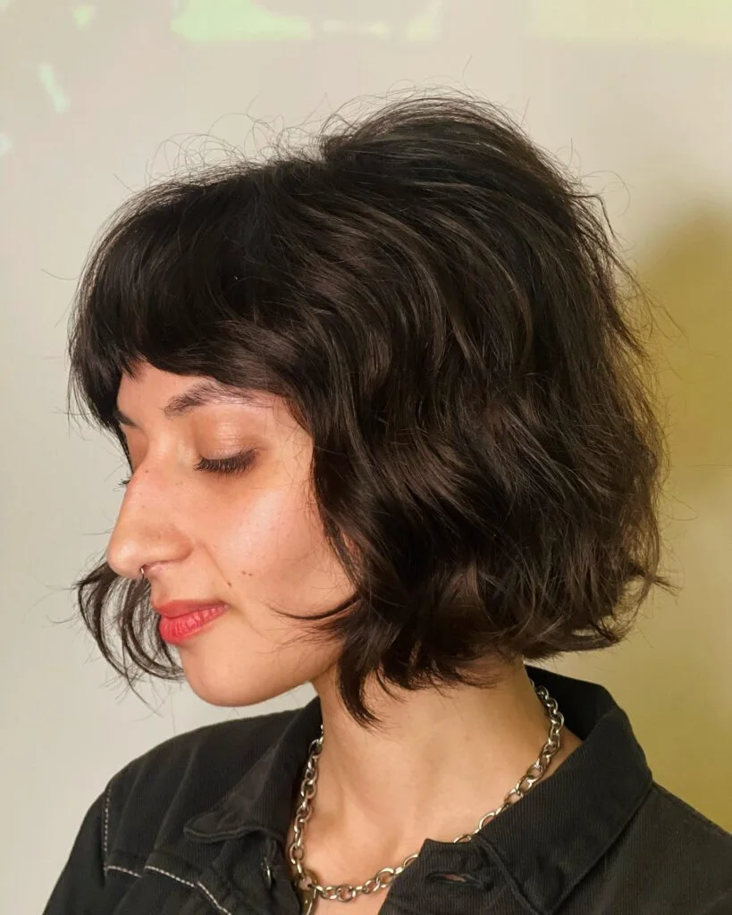 Black wavy choppy bob for fine hair with soft side-swept layers