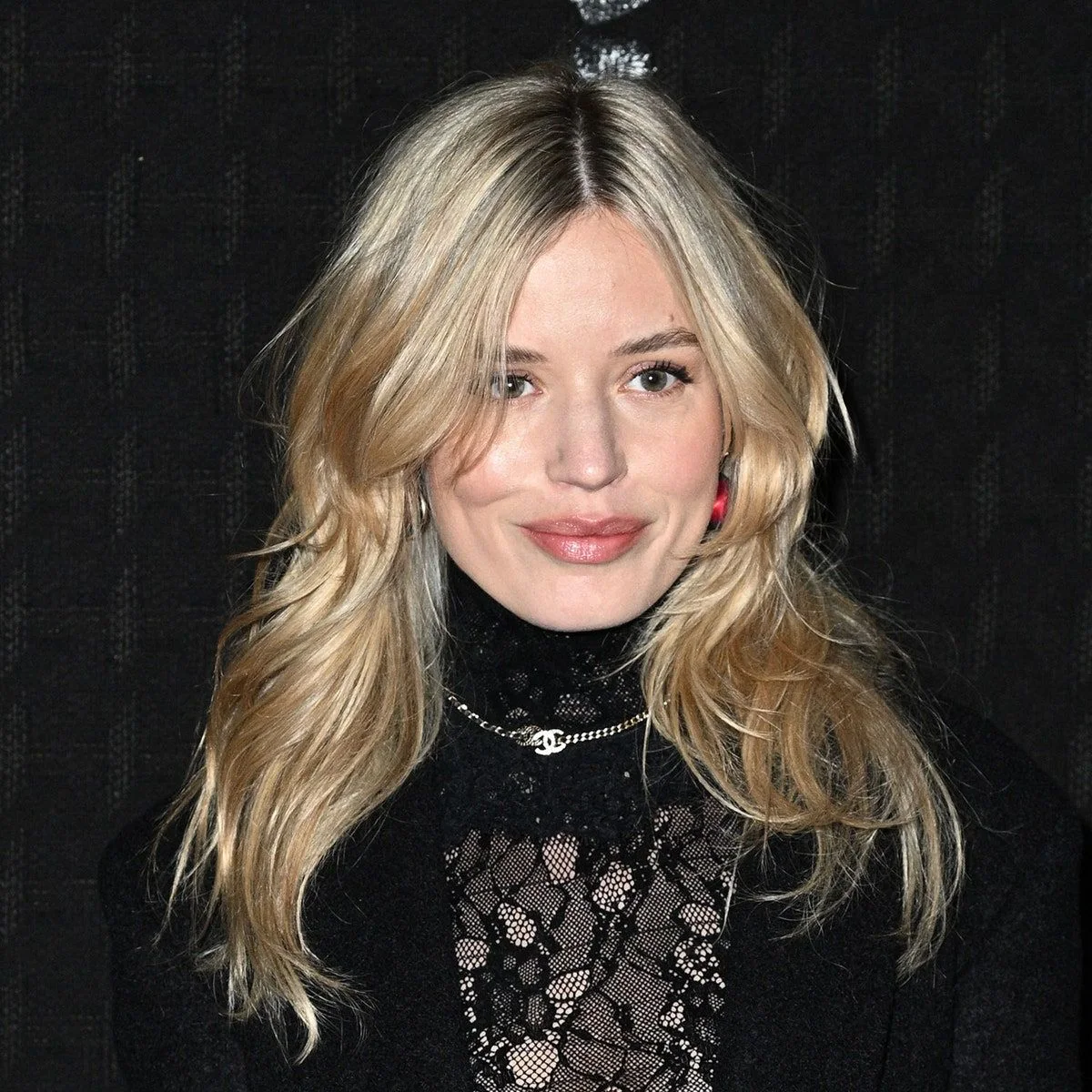 blonde layers with curtain bangs showing blonde long hair with curtain bangs and wavy texture
