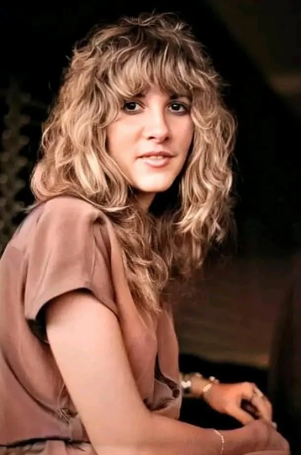 long wavy blonde layers shown as a layered hair with bangs idea