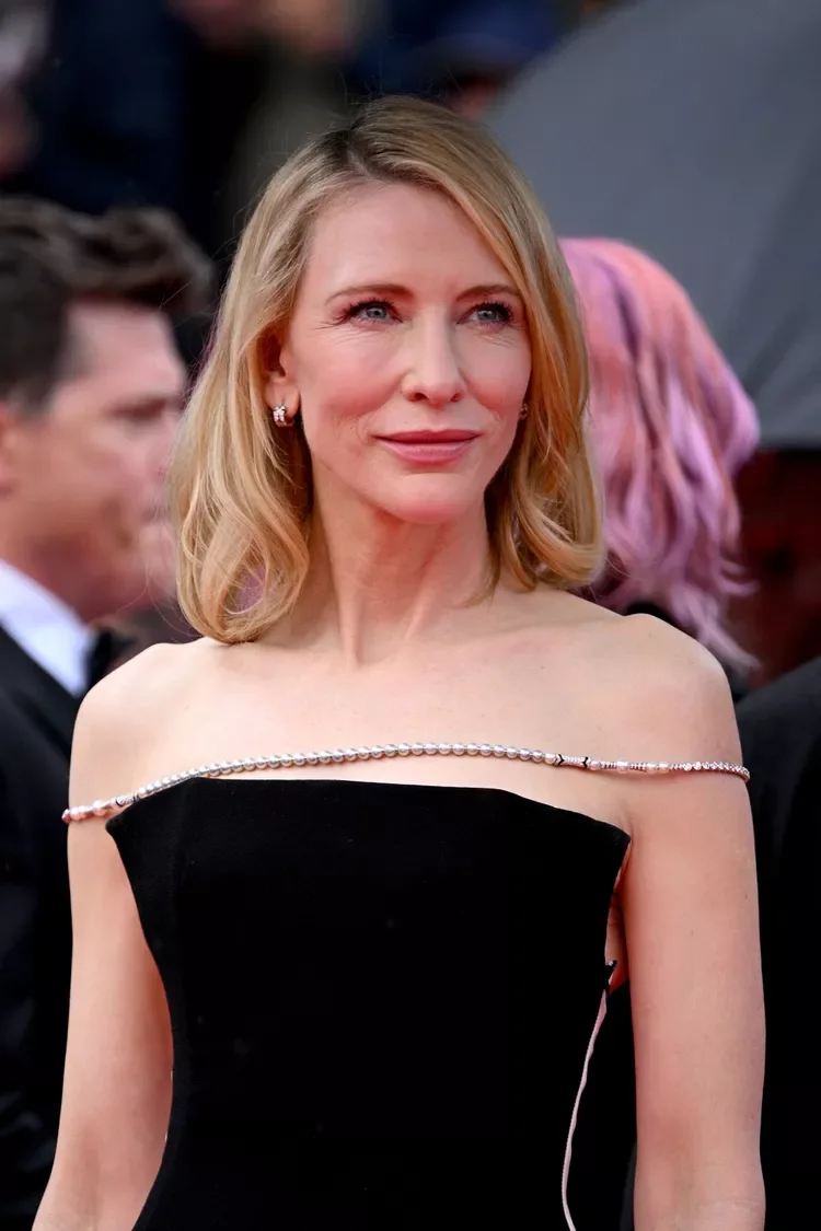 Minimal blonde lob haircut with clean shoulder length ends for thin hair