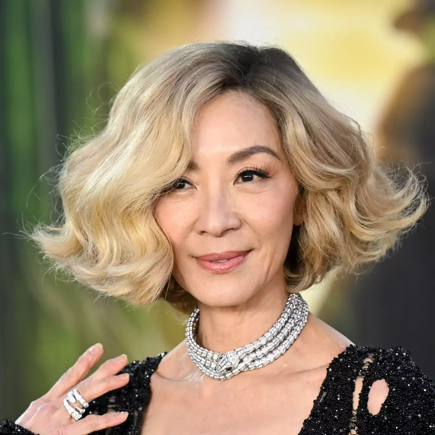 Soft blonde wave lob with cheekbone framing for thin hair