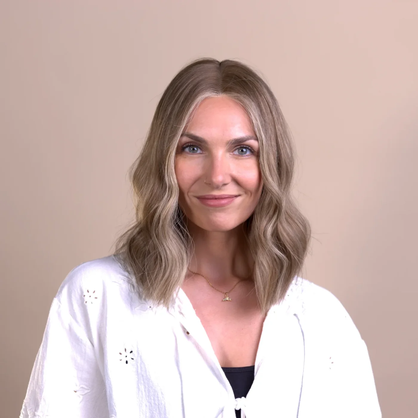 Beige wavy shoulder length lob for thin fine hair with soft lived-in bends