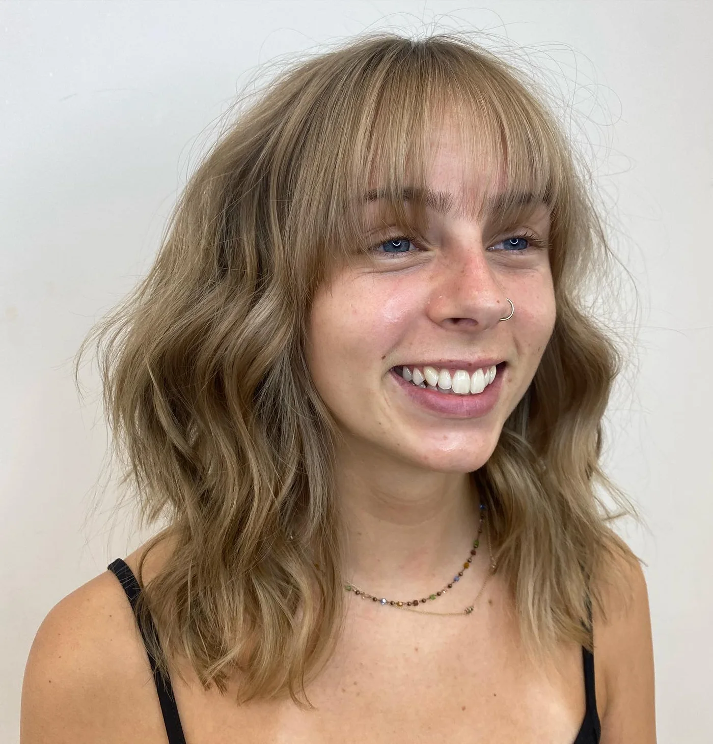 Wavy collarbone lob for thin fine hair with curtain bangs and soft shoulder movement
