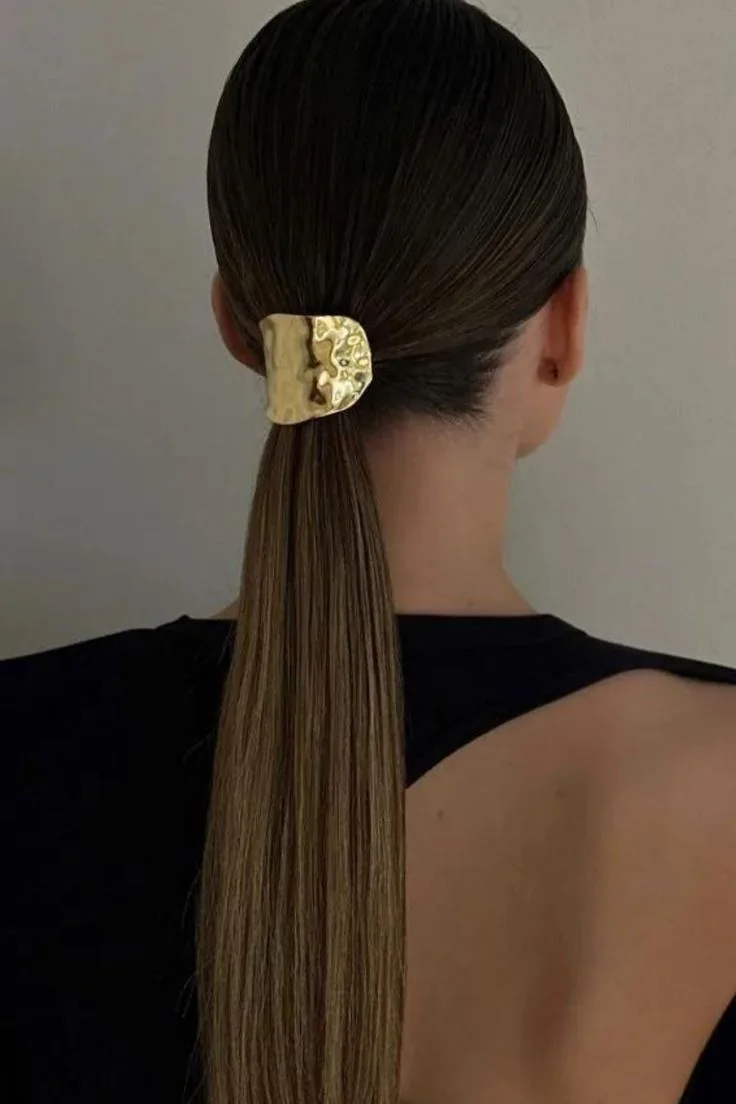 Photo showing low pony accent, with the hairstyle clearly visible.